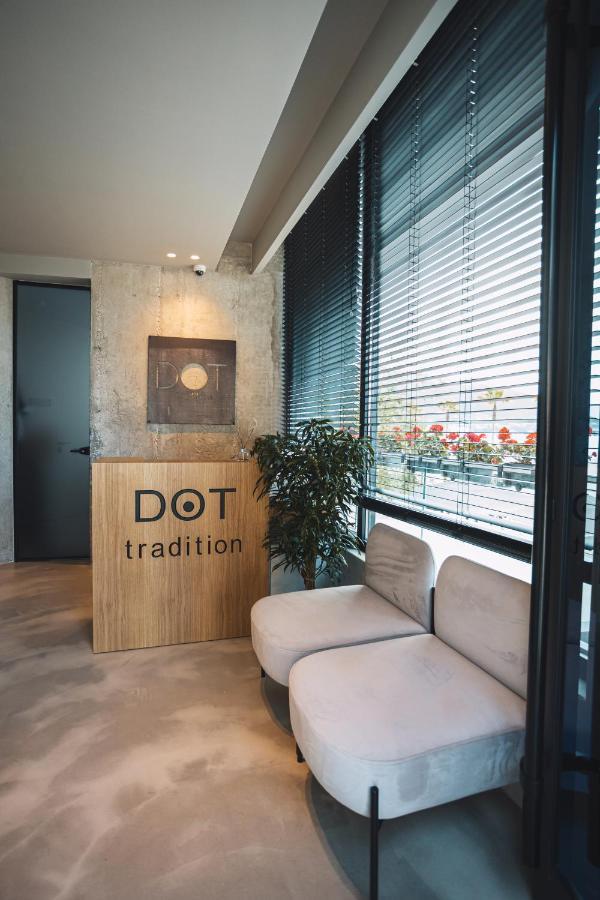 Dot Tradition * Wlora